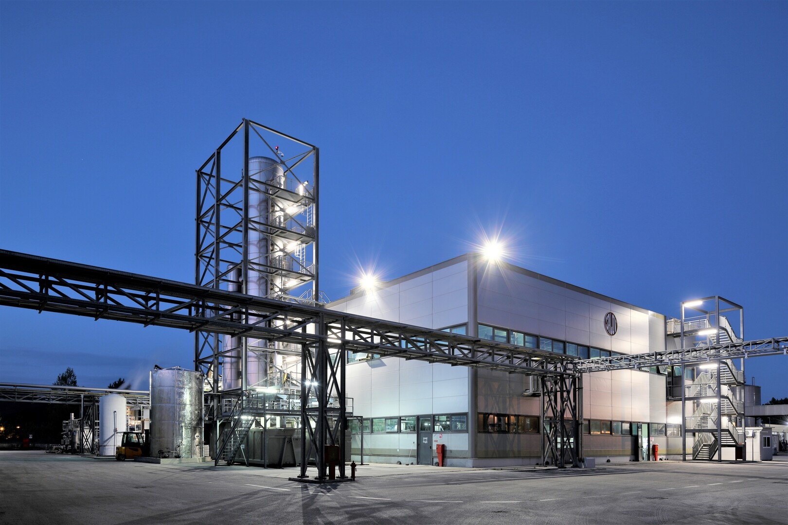 <strong>Salov is the first company in Italy to use enzymatic degumming for refining peanut oil as a standard industrial process. A natural alternative to the conventional chemical process: innovative, sustainable and capable of improving the oil quality.</strong>
